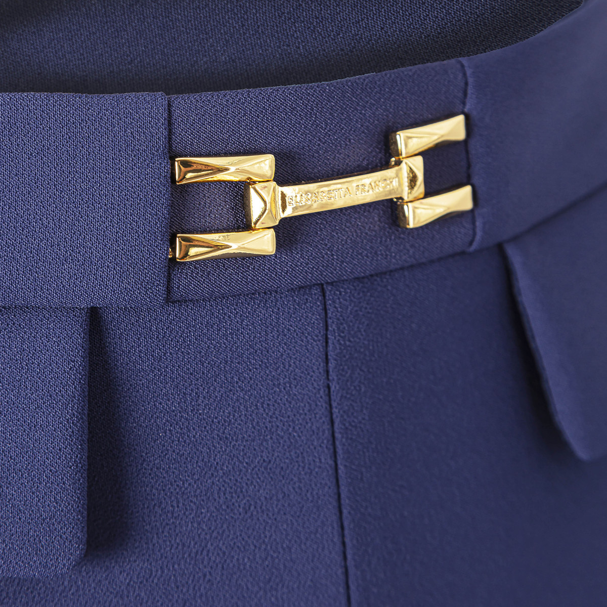 PANTALONE CON PATTE E ACCESSORIO MORSETTO