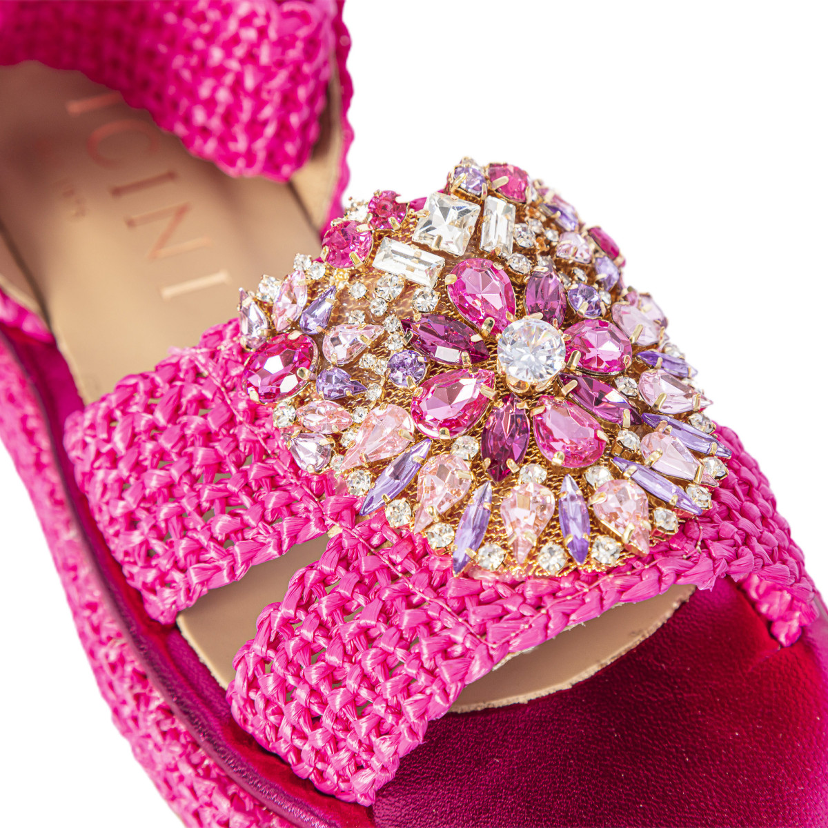 SANDALI IN RAFIA CON PLATFORM E ACCESSORIO GIOIELLO