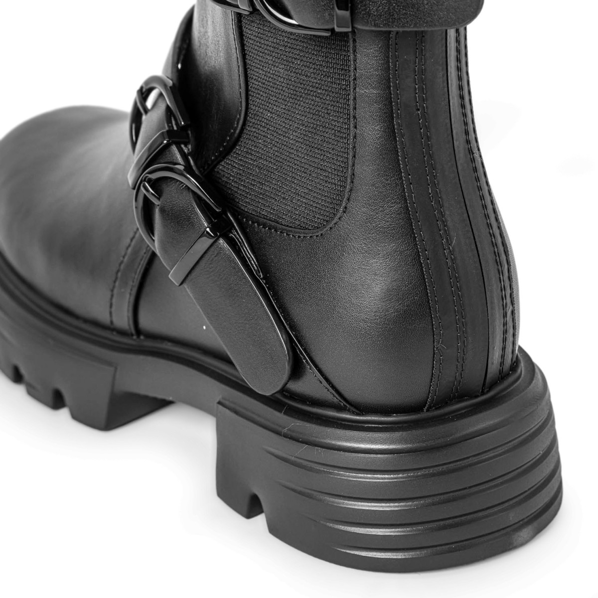 BIKER IN PELLE CON FIBBIE