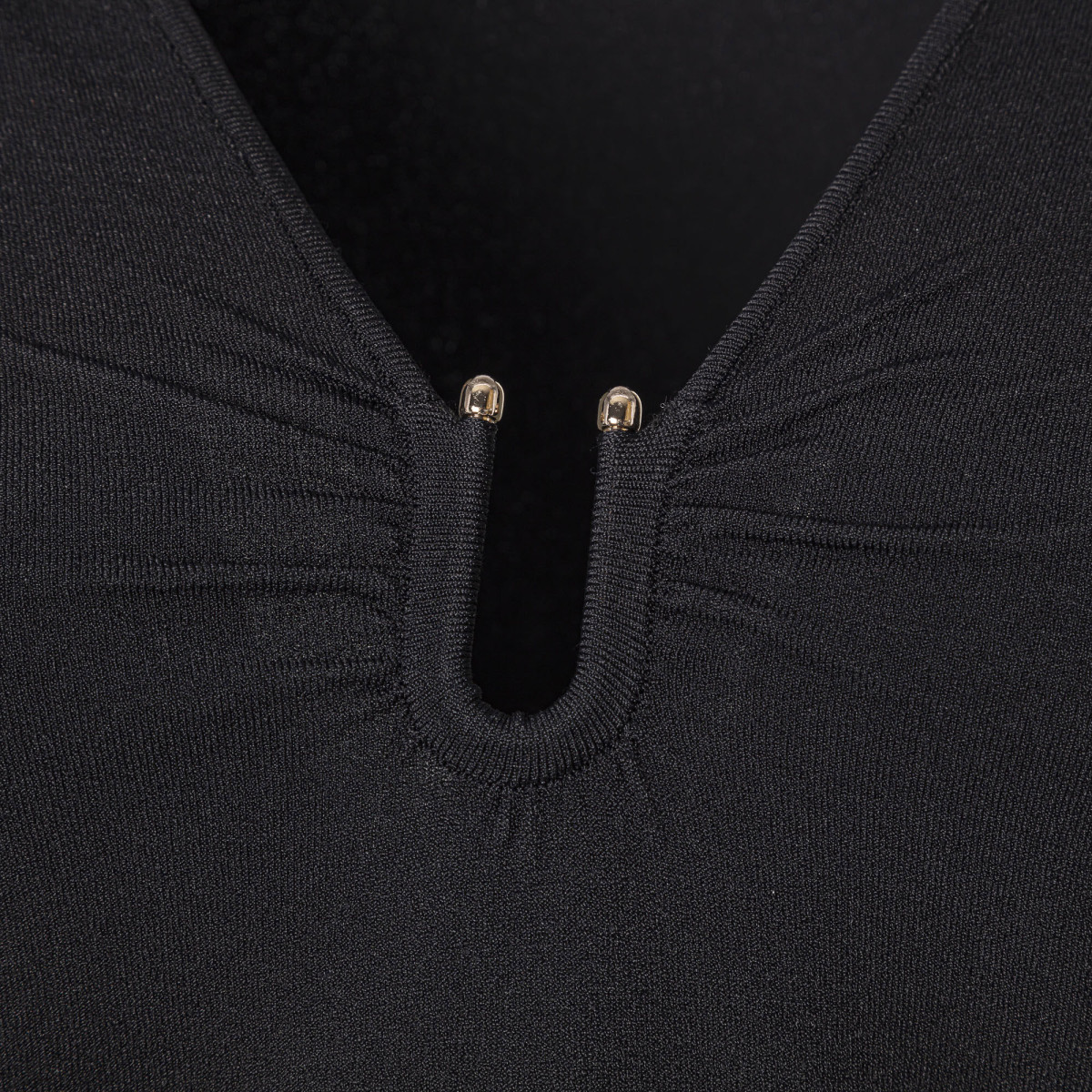 MAGLIA CON SCOLLO A V