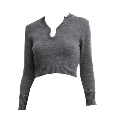 MAGLIA CROPPED CON SCOLLO DECORATIVO